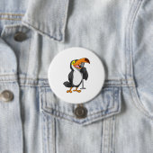 Badge Rond 7,6 Cm Toucan at Music with Microphone (En situation)