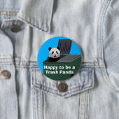 Badge Rond 7,6 Cm Trash Panda Button (En situation)