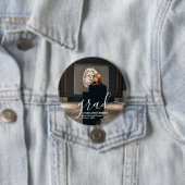 Badge Rond 7,6 Cm Trendy Script Modern Simple Graduation Photo (En situation)