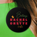 Badge Rond 7,6 Cm Tribu de plage Bachelorette<br><div class="desc">Le nom de la mariée en lettrage chic avec le mot bachelorette changé en tribu bEach-elorette,  ces boutons sont amusants à offrir à vos filles de la fête de bachelorette. Cadeau de fête parfait pour votre tribu de mariée ! ARTICLES assortis dans notre collection.</div>