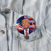 BADGE ROND 7,6 CM TRUMP 2024 (En situation)