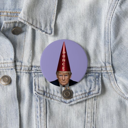 Badge Rond 7,6 Cm Trump Dunce Button (En situation)