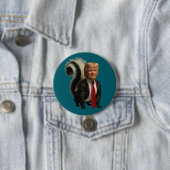 Badge Rond 7,6 Cm Trump Skunk Button (En situation)