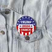 BADGE ROND 7,6 CM TRUMP VANCE 2024 (En situation)