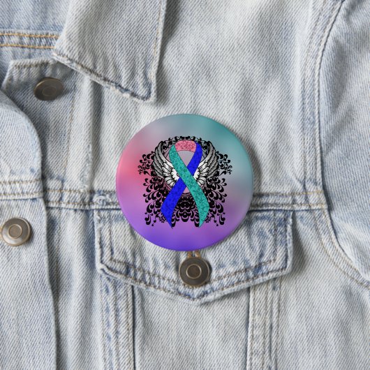 Badge Rond 7,6 Cm Turquoise/rose/ruban bleu avec des ailes (En situation)
