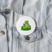 Badge Rond 7,6 Cm Turtle Reading Book (En situation)