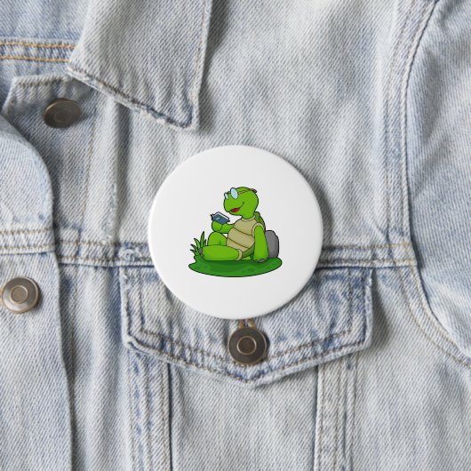 Badge Rond 7,6 Cm Turtle Reading Book (En situation)