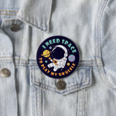 Badge Rond 7,6 Cm Un astronaute joue à Ukulele dans l'espace (En situation)