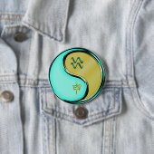 Badge Rond 7,6 Cm Verseau & Singe de Métal (En situation)