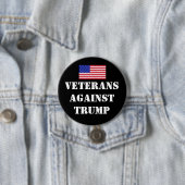 Badge Rond 7,6 Cm Veterans Against Trump Button (En situation)