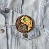 Badge Rond 7,6 Cm Vierge & Chien de Feu (En situation)