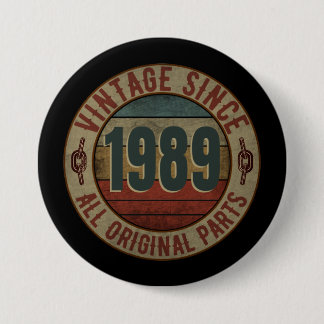BADGE ROND 7,6 CM VINTAGE DEPUIS 1989 TOUTES LES PARTIES ORIGINALES.