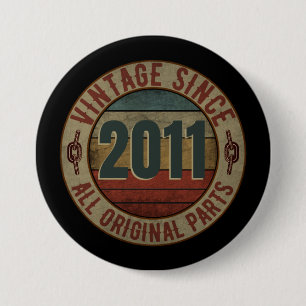 BADGE ROND 7,6 CM VINTAGE DEPUIS 2011 TOUTES LES PARTIES ORIGINALES.
