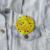Badge Rond 7,6 Cm Visages jaunes (En situation)