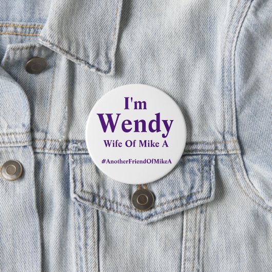 Badge Rond 7,6 Cm Wendy - épouse de Mike A - #AnotherFriendOfMikeA (En situation)