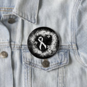 Badge Rond 7,6 Cm White Awareness Ribbon Grunge Coeur (En situation)