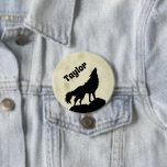 Badge Rond 7,6 Cm Wolf Howling at the Moon Illustration personnalisé<br><div class="desc">Montrez votre côté sauvage avec ce bouton personnalisé. Il présente une illustration en silhouette d'un loup en noir hurlant sur une lune jaune pâle, ce qui en fait un endroit parfait pour quiconque aime les animaux. Cette broche ou ce bouton est prêt à être personnalisé avec un nom ou un...</div>