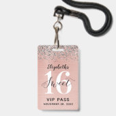 Badge Rose Gold Douce 16e Fête d'anniversaire VIP (Avant avec lanière)