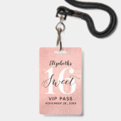 Badge Rose Gold Sweet 16 Anniversaire VIP (Avant avec lanière)