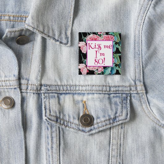 Badge Rose Rose m'embrasse J'ai quatre-vingts ans (En situation)