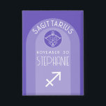 Badge Sagittarius Zodiac Astrologie Signe Photo Date de<br><div class="desc">Personnalisez ce bouton avec une date de naissance et un nom. Un design personnalisé avec le signe zodiaque - Sagittaire - plus traits de personnalité, information et constellation. Personnalisez cette bougie d'anniversaire avec un nom et une date de naissance. Un design d'anniversaire personnalisé avec le signe zodiaque - Sagittaire -...</div>