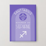 Badge Sagittarius Zodiac Astrologie Signe Photo Date de<br><div class="desc">Personnalisez ce bouton avec une date de naissance et un nom. Un design personnalisé avec le signe zodiaque - Sagittaire - plus traits de personnalité, information et constellation. Personnalisez cette bougie d'anniversaire avec un nom et une date de naissance. Un design d'anniversaire personnalisé avec le signe zodiaque - Sagittaire -...</div>
