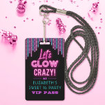 Badge Sweet 16 Neon Fête d'anniversaire<br><div class="desc">Un passe VIP pour une fête d'anniversaire de fille néo-brillante,  mignonne,  artistique et élégante. Une invitation cool à la fête d'anniversaire pour les ados. Aussi amusant pour une fête rétro style années 80. Conçu pour vous par Blackberry Boulevard.</div>