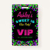 Badge Sweet 16 Neon Glow Anniversaire Invitation VIP Pas (Devant)