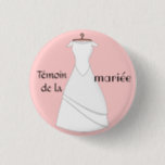 Badge témoin de la mariée rose<br><div class="desc">Un badge à porter lors de la soirée du mariage ou pendant l'enterrement de vie de jeune fille pour identifier la ou les témoins de la mariée! Une de mariée se voit de loin attirant le regard.</div>