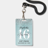 Badge Turquoise Blue Sweet 16 VIP d'anniversaire (Avant avec lanière)