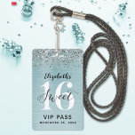 Badge Turquoise Blue Sweet 16 VIP d'anniversaire<br><div class="desc">Une façon intelligente d'invitation vos invités à votre douce fête de 16 ans. Ces invitations de badge de laissez-passer VIP 16 en or doux rose personnalisé sont sûr d'impressionner vos invités. Le design comporte un métal brossé bleu turquoise avec parties scintillant argent et une police de script manuscrite moderne. Personnalisez...</div>