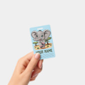 Badge Un bébé éléphant qui sonne heureux dans la savane  (Handheld)