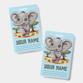 Badge Un bébé éléphant qui sonne heureux dans la savane  (Front & Back)