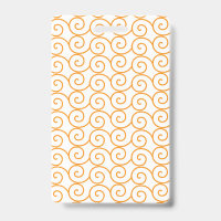 Un tapis marron et orange avec un motif répétitif
