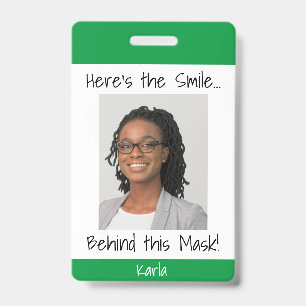 Badge Voici le sourire... Derrière ce masque ! Vert phot