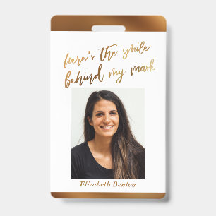 Badge Voici le sourire derrière mon masque cursive faux