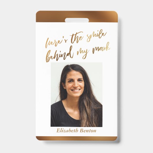 Badge Voici le sourire derrière mon masque Cursive Faux (Front)