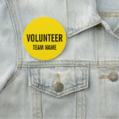 Badge volontaire jaune avec nom d'équipe personnal (En situation)