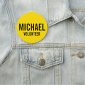 Badge volontaire jaune avec nom personnalisé (En situation)