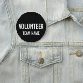 Badge volontaire noir avec nom d'équipe personnali (En situation)