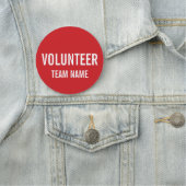 Badge volontaire rouge avec nom d'équipe personnal (En situation)