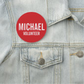 Badge volontaire rouge avec nom personnalisé (En situation)