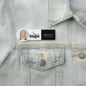 Badges magnétiques avec photo de l'employé et nom  (En situation)