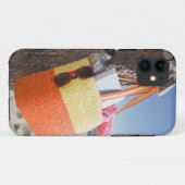 Bag die op boomstam hangt bij zandstrand Case-Mate iPhone case (Achterkant (horizontaal))