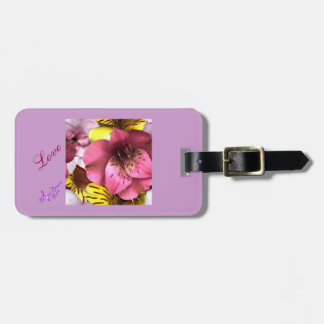 Bagagelabel van liefde en bloemen met lederen riem