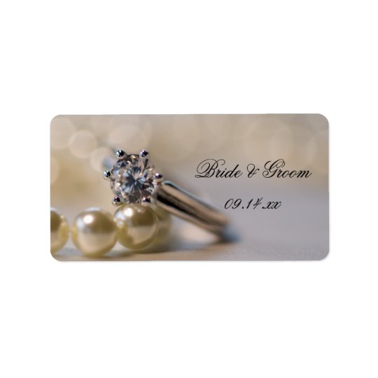 Bague à diamant et perles épousant des étiquettes