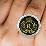 Bague Couronne Royale Laurel Wreath Black Gold Monogramm<br><div class="desc">Conçu en noir et faux or,  ce design d'inspiration pourcentage comprend une élégante couronne de laurier et un motif de couronne de style Art déco. Votre lettre monogramme personnalisée remplit le centre. Utilisez le modèle facile pour ajouter votre texte.</div>