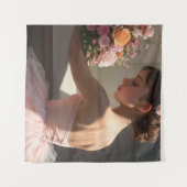 Bailarina sujetando un ramo de flores wandkleed (Voorkant (horizontaal))