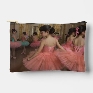 Bailarinas en una gran sala de estilo rocóco etui