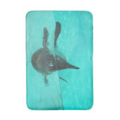 Bain Pingouin plongée dans l'eau bleue sur un tapis de  (Devant (Vertical))